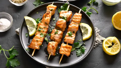 Brochetas de salmón Brochetas de salmón