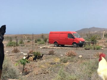 Alquilan una furgoneta en un descampado de Fuerteventura