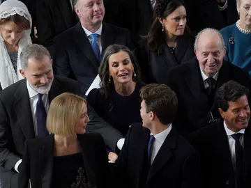 El rey Felipe VI, la reina Letizia y el rey Juan Carlos El rey Felipe VI, la reina Letizia y el rey Juan Carlos