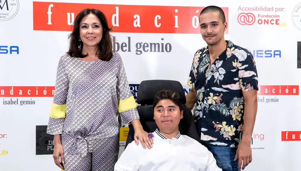 Isabel Gemio, junto a sus hijos Gustavo y Diego, en una premier en 2019