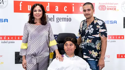 Isabel Gemio, junto a sus hijos Gustavo y Diego, en una premier en 2019 Isabel Gemio, junto a sus hijos Gustavo y Diego, en una premier en 2019