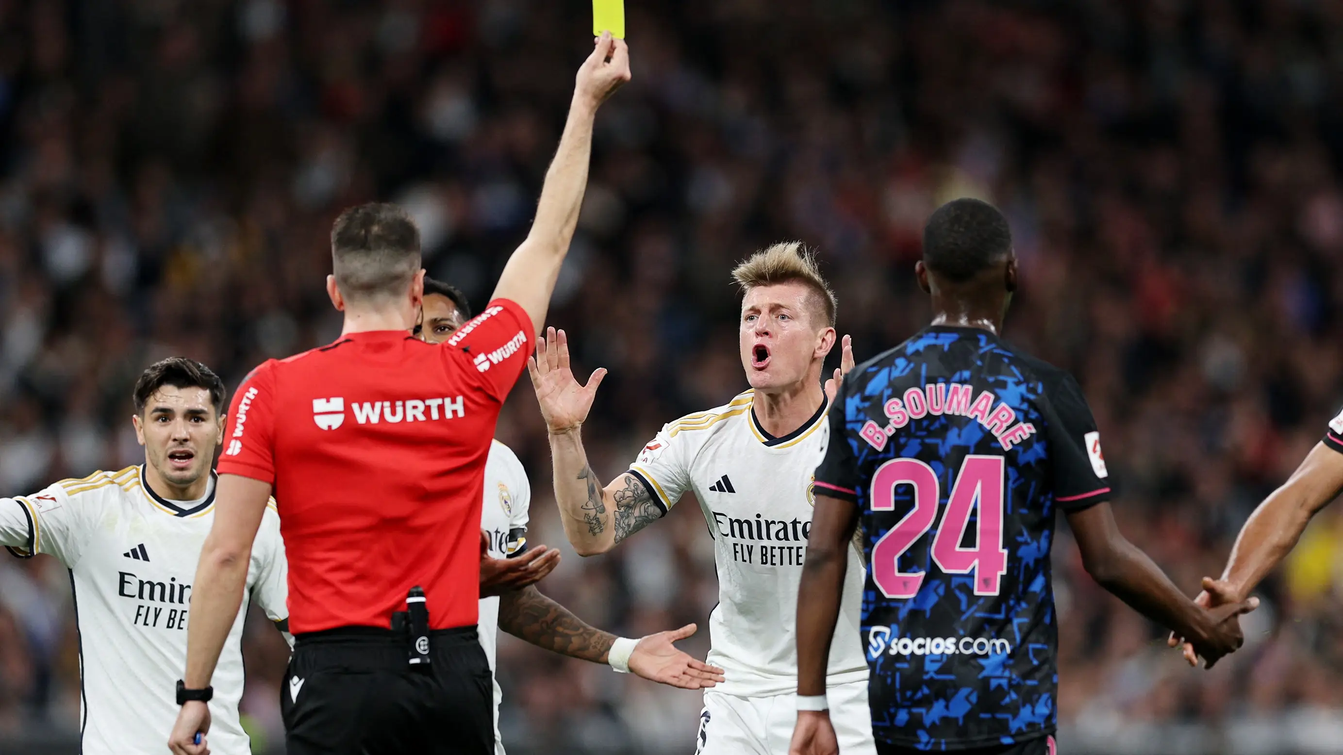 Díaz de Mera muestra la cartulina amarilla a Toni Kroos Díaz de Mera muestra la cartulina amarilla a Toni Kroos