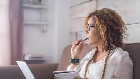 Una mujer concentrada Una mujer concentrada