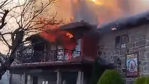 Incendio en un monasterio budista de Ourense Incendio en un monasterio budista de Ourense