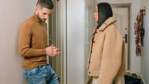 Una pareja discute. Una pareja discute.