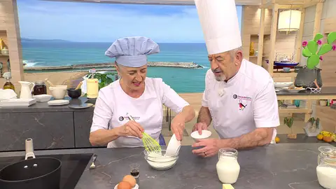 Cocina los ingredientes de la crema pastelera a fuego suave Cocina los ingredientes de la crema pastelera a fuego suave