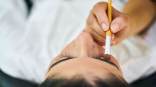 mujer con productos cosm&eacute;ticos