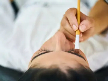 mujer con productos cosméticos mujer con productos cosméticos