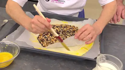 Pinta el borde con huevo batido Pinta el borde con huevo batido