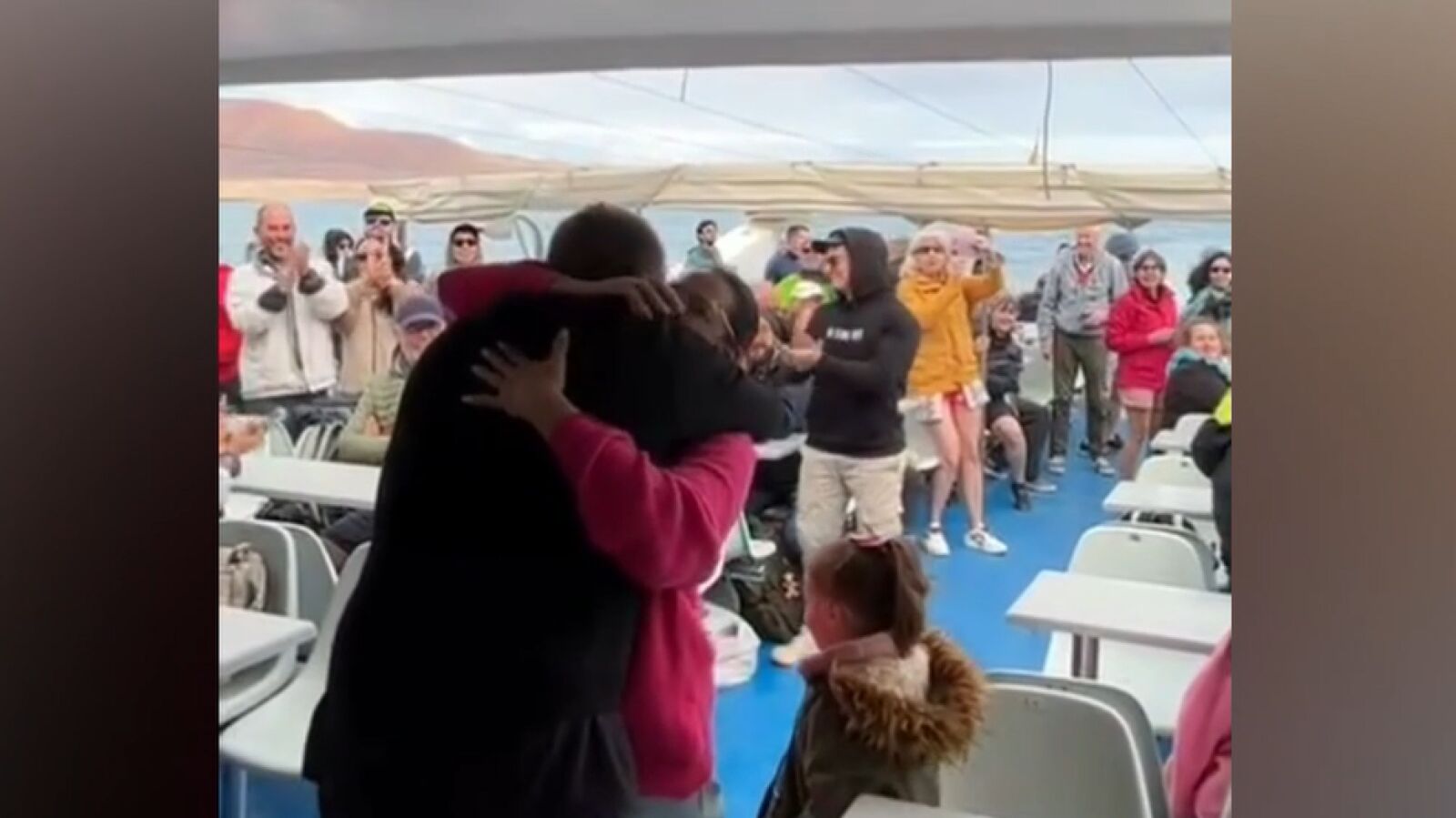 Así ha sido el romántico 'sí, quiero' en mitad del mar de las Islas Canarias