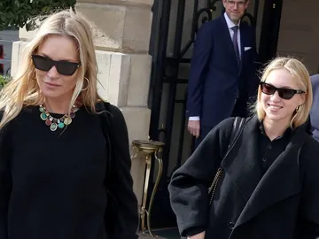 Kate Moss y su hija Lila en la Semana de la Moda de París Kate Moss y su hija Lila en la Semana de la Moda de París