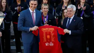 Pedro Sánchez y Pedro Rocha con la camiseta de campeonas
