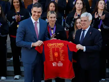 Pedro Sánchez y Pedro Rocha con la camiseta de campeonas Pedro Sánchez y Pedro Rocha con la camiseta de campeonas