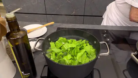 Pica las hojas finamente y añádelas Pica las hojas finamente y añádelas