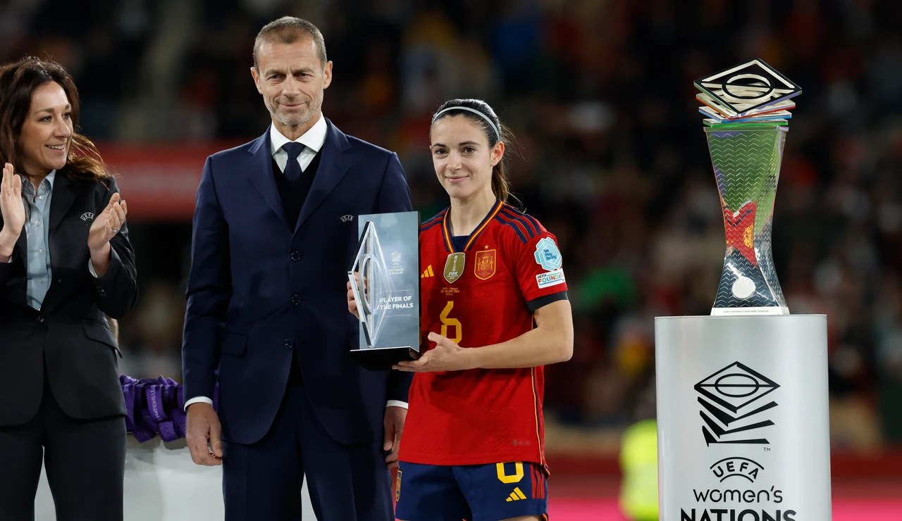 Aitana Bonmatí posa con el MVP de la final de la Nations League