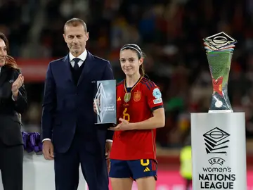 Aitana Bonmatí posa con el MVP de la final de la Nations League Aitana Bonmatí posa con el MVP de la final de la Nations League