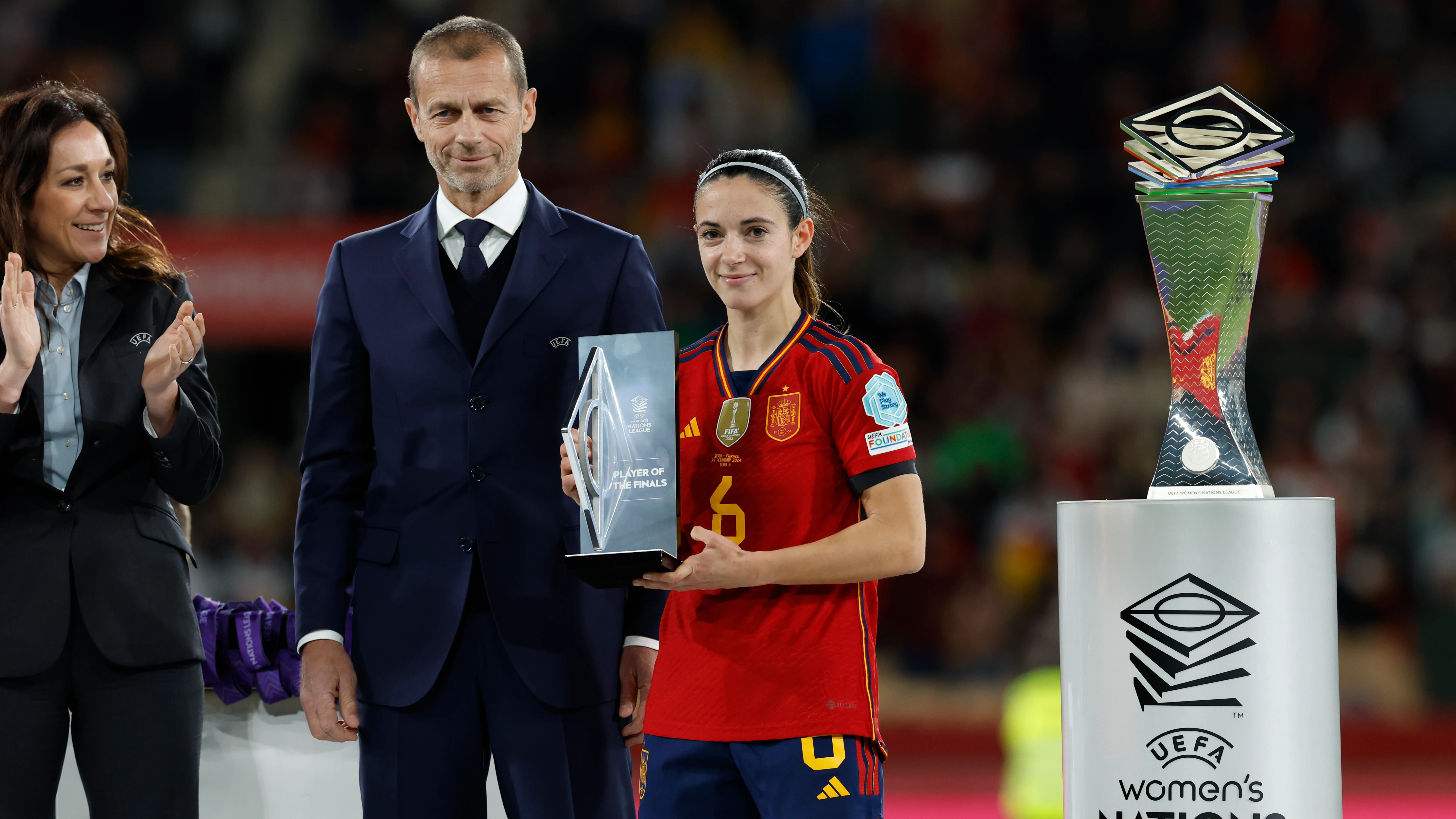 Aitana Bonmatí posa con el MVP de la final de la Nations League Aitana Bonmatí posa con el MVP de la final de la Nations League