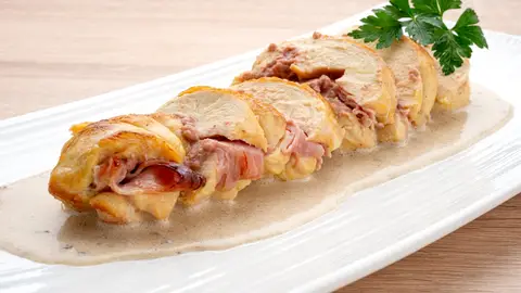 Rollo de pollo con salsa de pimienta Rollo de pollo con salsa de pimienta