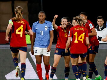 Las jugadoras españolas celebran el primer gol de Aitana Bonmatí