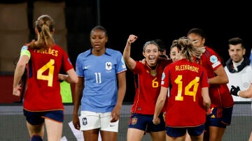 Las jugadoras españolas celebran el primer gol de Aitana Bonmatí
