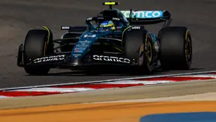 Fernando Alonso rueda con el AMR24 en los primeros libres en Bahréin
