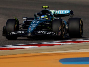 Fernando Alonso rueda con el AMR24 en los primeros libres en Bahréin