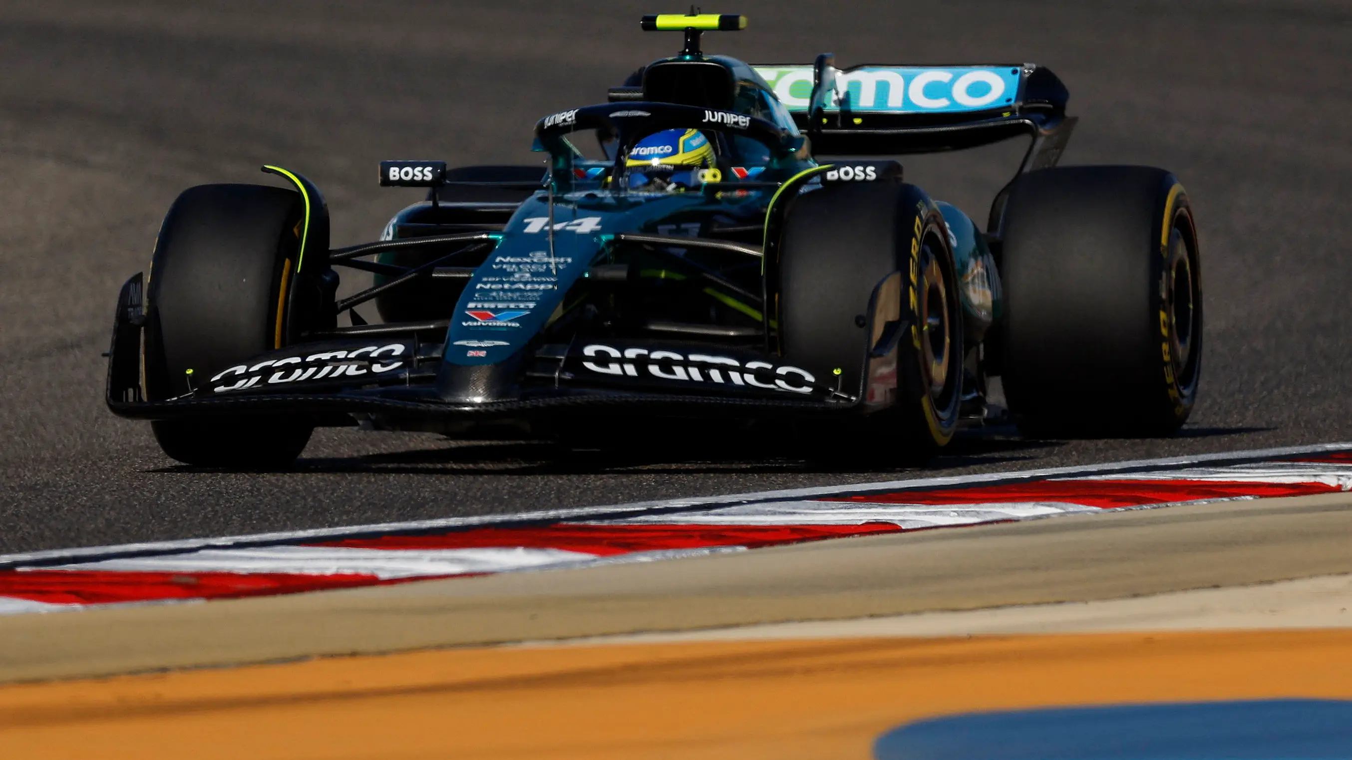Fernando Alonso rueda con el AMR24 en los primeros libres en Bahréin Fernando Alonso rueda con el AMR24 en los primeros libres en Bahréin