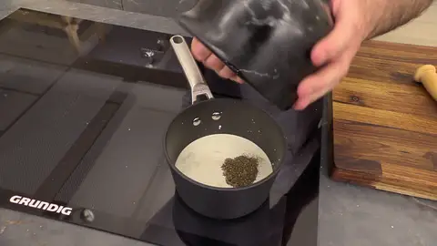 Pon la nata a calentar en un cazo y añade el caldo de pollo y a la pimienta Pon la nata a calentar en un cazo y añade el caldo de pollo y a la pimienta