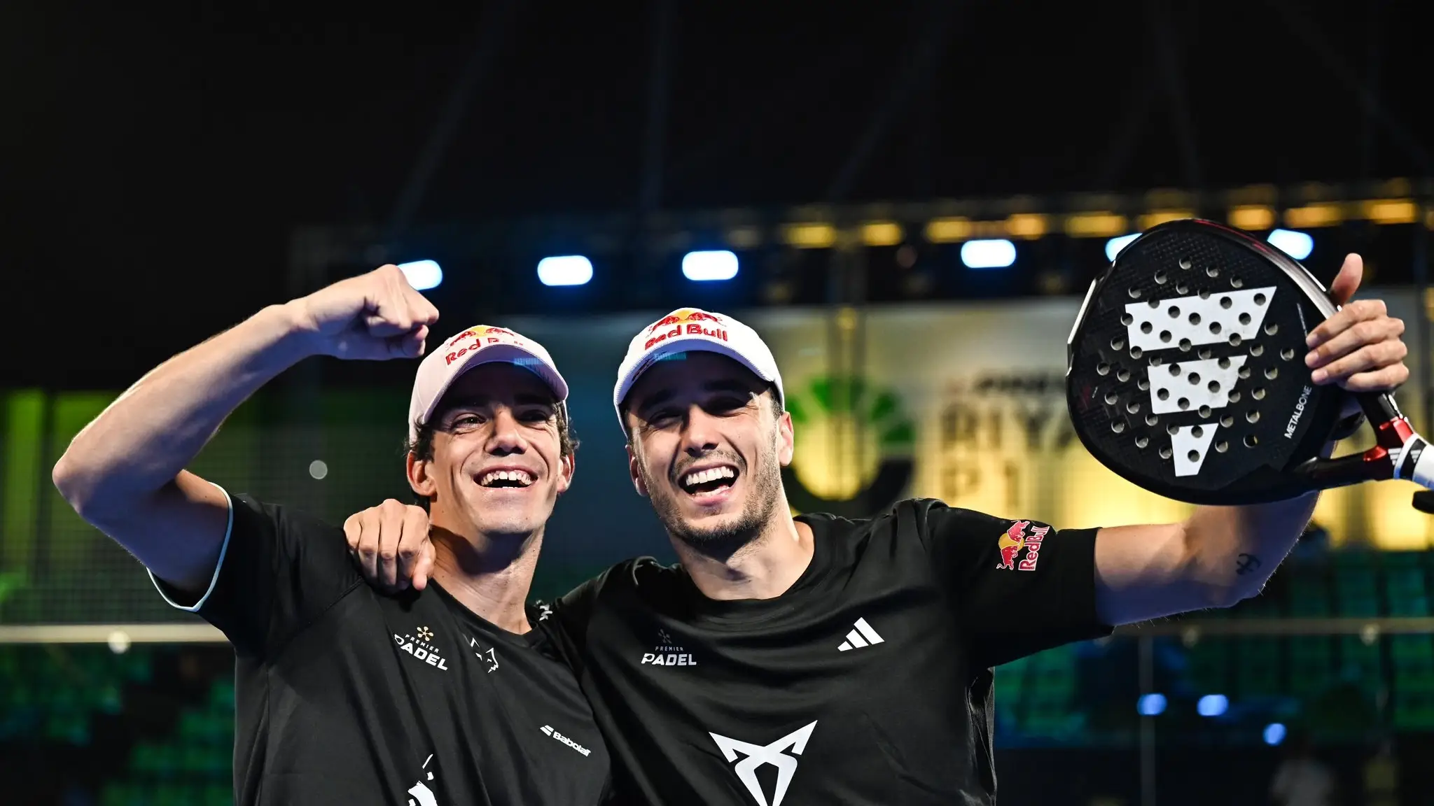 Juan Lebrón y Ale Galán celebran su victoria ante Nieto y Sanz Juan Lebrón y Ale Galán celebran su victoria ante Nieto y Sanz
