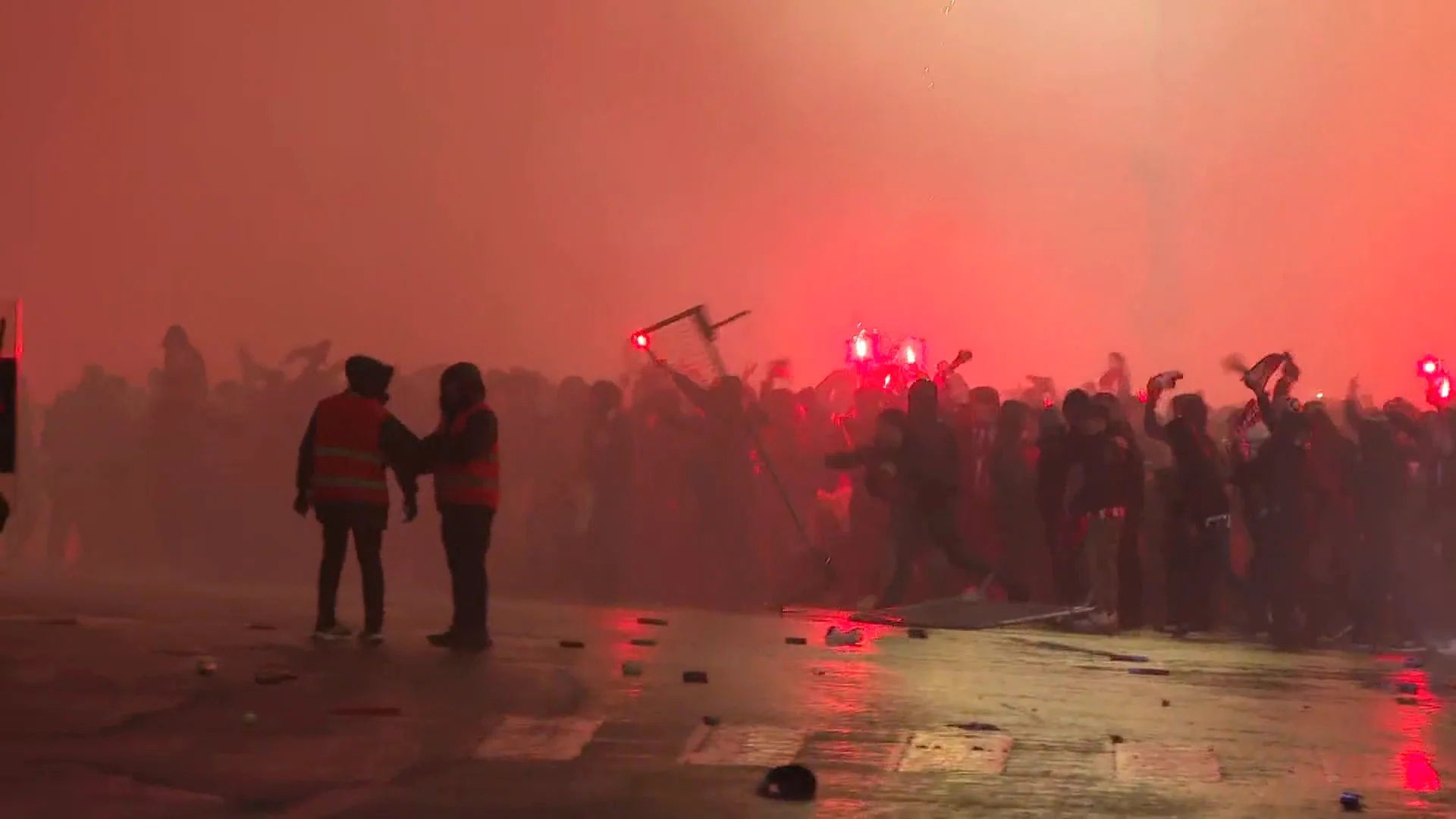 Altercados en San Mam&eacute;s: radicales lanzan objetos contra la Ertzaintza y la obligan a refugiarse