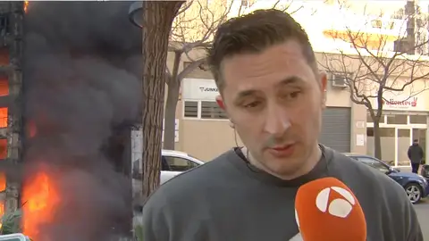 Rafael, vecino del edificio incendiado en Valencia.