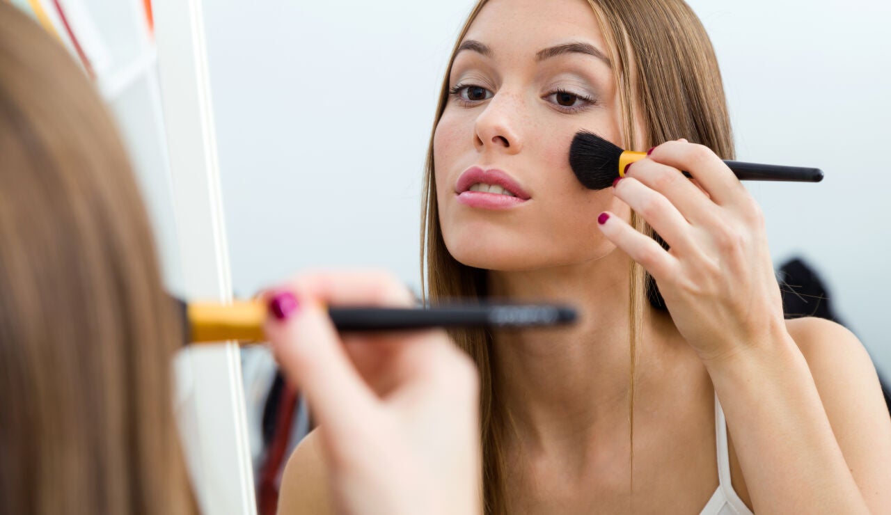 Mujer maquill&aacute;ndose