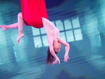 La elegancia de Laura Escanes con la coreografía aérea en El Desafío