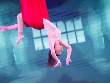 La elegancia de Laura Escanes con la coreografía aérea en El Desafío La elegancia de Laura Escanes con la coreografía aérea en El Desafío