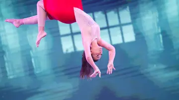 La elegancia de Laura Escanes con la coreografía aérea en El Desafío