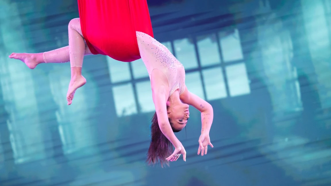 La elegancia de Laura Escanes con la coreograf&iacute;a a&eacute;rea en El Desaf&iacute;o