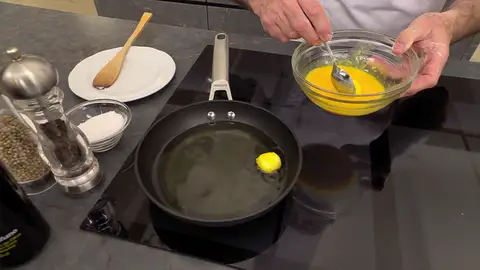 Pásalas por harina de maíz refinada y huevo batido Pásalas por harina de maíz refinada y huevo batido