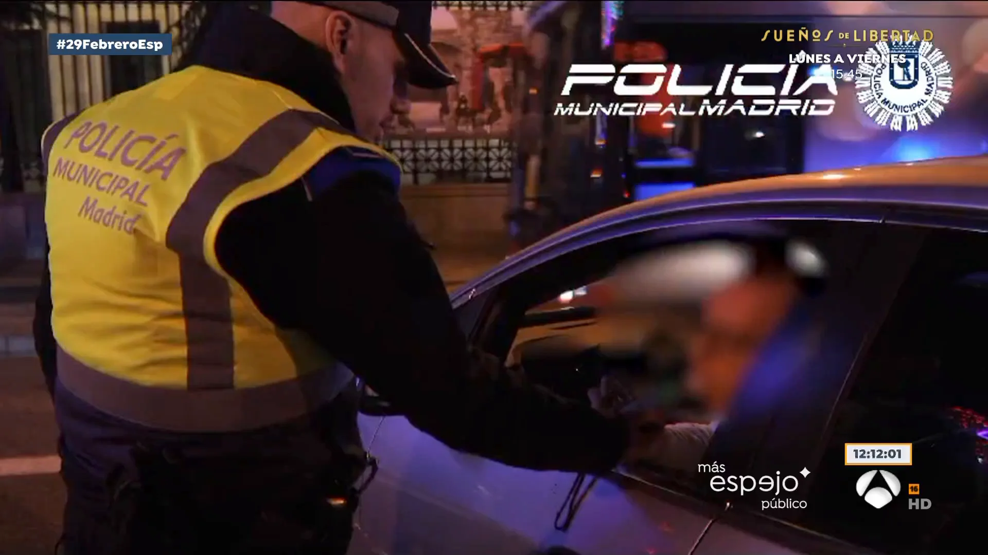 Agente de la Policía Municipal de Madrid pidiendo la documentación al conductor. Agente de la Policía Municipal de Madrid pidiendo la documentación al conductor.