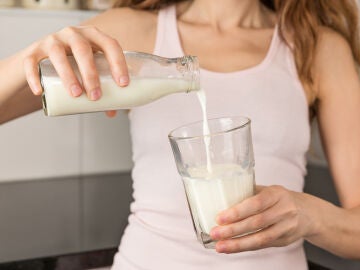 Mujer tomándose un vaso de leche