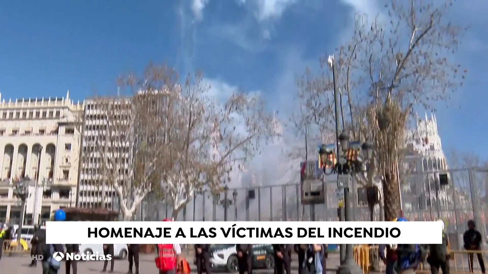 Hallan con vida a un gato en el piso 13 del edificio incendiado en Valencia Hallan con vida a un gato en el piso 13 del edificio incendiado en Valencia