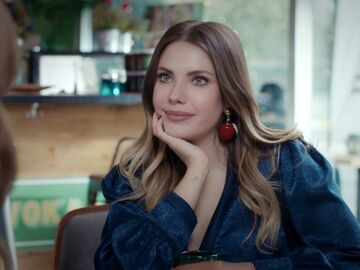 Burcu, la nueva amiga de Yildiz, no supera que &Ccedil;ağatay no quiera saber nada m&aacute;s de ella. El joven no se ha atrevido a decirle que ha iniciado una relaci&oacute;n con la joven YIlmaz y por eso Burcu no para de darle vueltas a qu&eacute; ha podido pasar para que la haya rechazado. La amiga de Yildiz va a ver a &Ccedil;ağatay a su casa para intentar averiguar por qu&eacute; no contesta a sus mensajes, pero &eacute;l considera que todav&iacute;a no es el momento para contarle lo que ha ocurrido con su vecina. La cara de Burcu cambia por completo cuando ve encima de la mesa unos pendientes con forma de manzana&hellip; &iexcl;los mismos que Yildiz llevaba la &uacute;ltima vez que hab&iacute;an quedado para tomar algo! La joven enseguida se da cuenta de lo que ocurre y abandona la casa de su exnovio sin decir nada. &iquest;Le echar&aacute; en cara a Yildiz que no le haya contado que ha iniciado una relaci&oacute;n con &Ccedil;ağatay? &iquest;Intentar&aacute; separarlos?