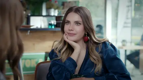 Burcu, la nueva amiga de Yildiz, no supera que Çağatay no quiera saber nada más de ella. El joven no se ha atrevido a decirle que ha iniciado una relación con la joven YIlmaz y por eso Burcu no para de darle vueltas a qué ha podido pasar para que la haya rechazado. La amiga de Yildiz va a ver a Çağatay a su casa para intentar averiguar por qué no contesta a sus mensajes, pero él considera que todavía no es el momento para contarle lo que ha ocurrido con su vecina. La cara de Burcu cambia por completo cuando ve encima de la mesa unos pendientes con forma de manzana… ¡los mismos que Yildiz llevaba la última vez que habían quedado para tomar algo! La joven enseguida se da cuenta de lo que ocurre y abandona la casa de su exnovio sin decir nada. ¿Le echará en cara a Yildiz que no le haya contado que ha iniciado una relación con Çağatay? ¿Intentará separarlos? Burcu, la nueva amiga de Yildiz, no supera que Çağatay no quiera saber nada más de ella. El joven no se ha atrevido a decirle que ha iniciado una relación con la joven YIlmaz y por eso Burcu no para de darle vueltas a qué ha podido pasar para que la haya rechazado. La amiga de Yildiz va a ver a Çağatay a su casa para intentar averiguar por qué no contesta a sus mensajes, pero él considera que todavía no es el momento para contarle lo que ha ocurrido con su vecina. La cara de Burcu cambia por completo cuando ve encima de la mesa unos pendientes con forma de manzana… ¡los mismos que Yildiz llevaba la última vez que habían quedado para tomar algo! La joven enseguida se da cuenta de lo que ocurre y abandona la casa de su exnovio sin decir nada. ¿Le echará en cara a Yildiz que no le haya contado que ha iniciado una relación con Çağatay? ¿Intentará separarlos?