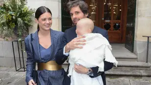 Isabelle Junot y Álvaro Falcó con su hija Philippa en su bautizo
