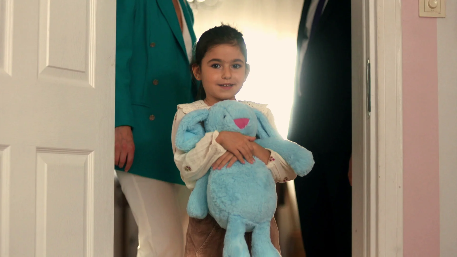 La pequeña Mercan vuelve por fin con Ilgaz y Ceylin La pequeña Mercan vuelve por fin con Ilgaz y Ceylin
