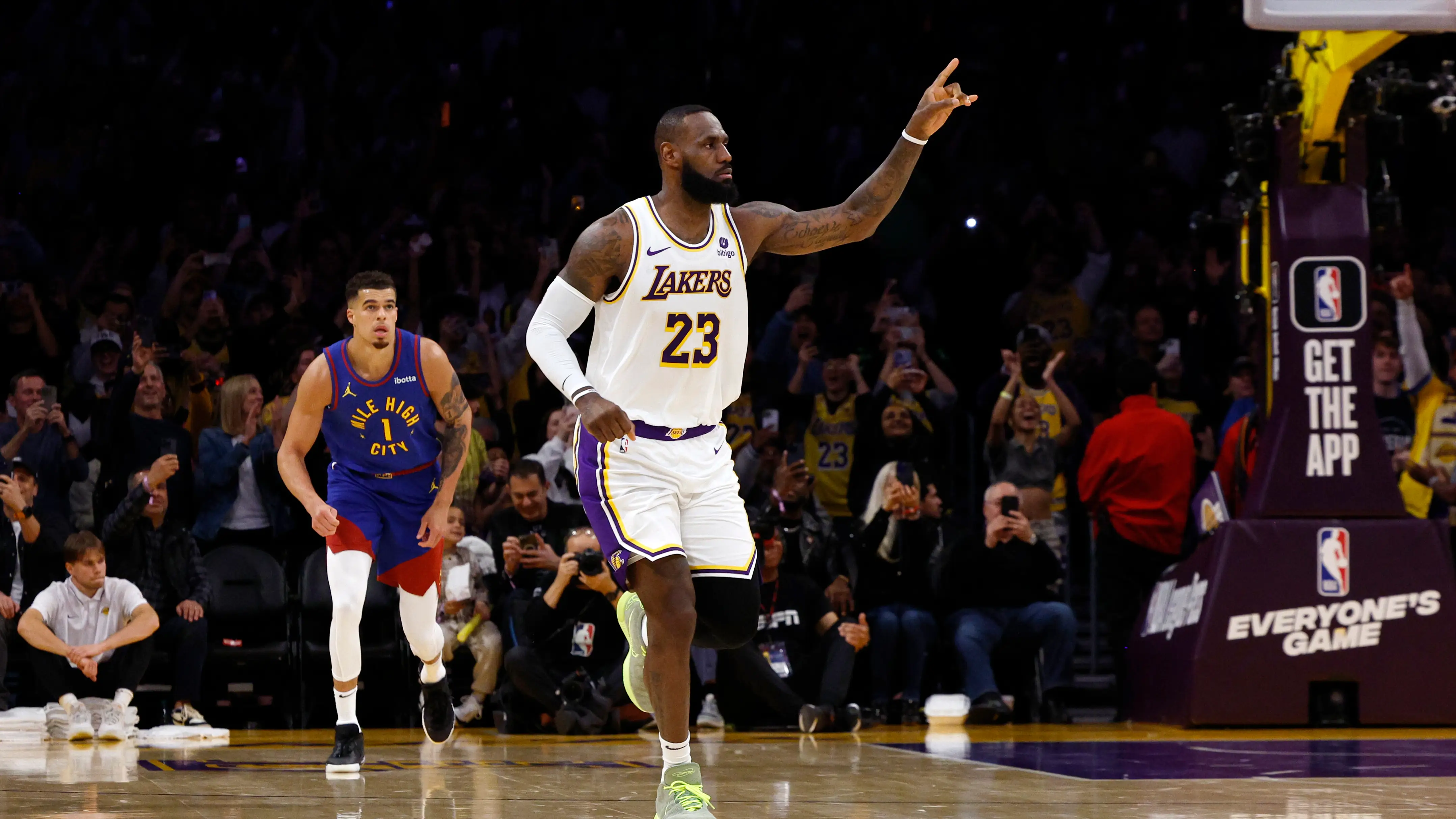 La reacci&oacute;n de LeBron James tras su hist&oacute;rico r&eacute;cord
