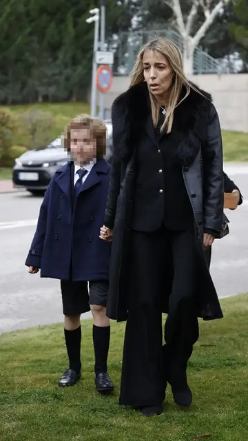 Nadia Halamandari y su hijo Nicolás, en el velatorio a su marido Fernando Gómez-Acebo Nadia Halamandari y su hijo Nicolás, en el velatorio a su marido Fernando Gómez-Acebo