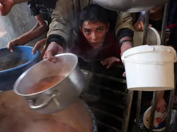 La hambruna se expande por la franja de Gaza. Los pocos productos que hay se venden a precios desorbitados La hambruna se expande por la franja de Gaza. Los pocos productos que hay se venden a precios desorbitados