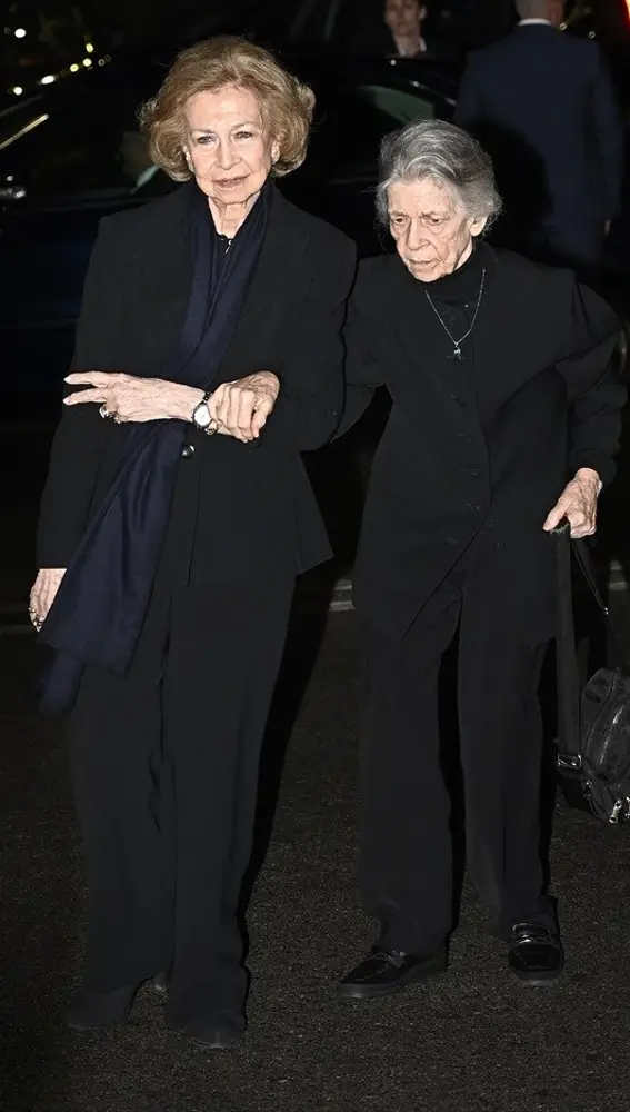 La reina Sofía y su hermana Irene llegando al tanatorio de Fernando Gómez-Acebo