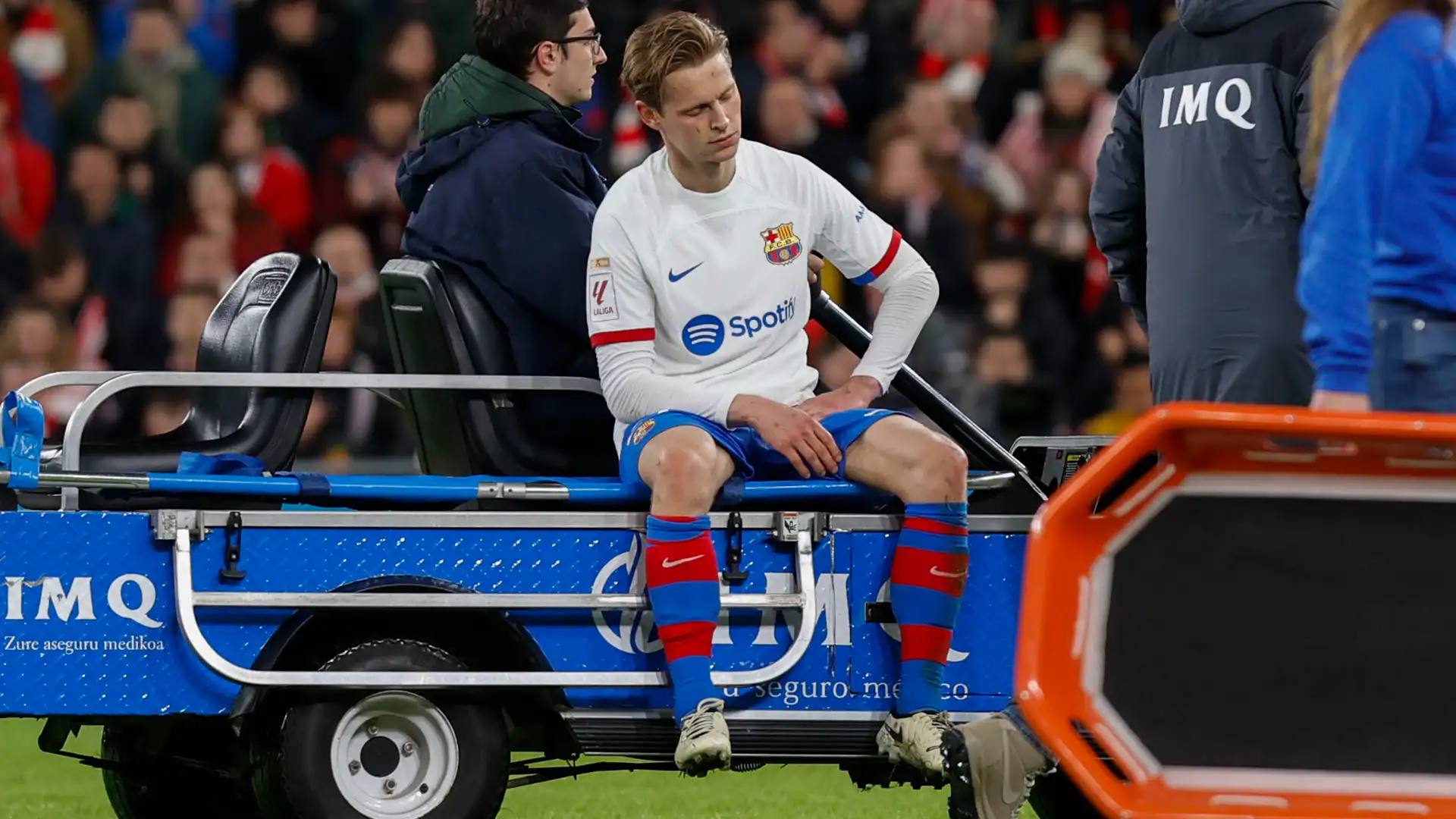 De Jong se marcha lesionado en San Mamés De Jong se marcha lesionado en San Mamés