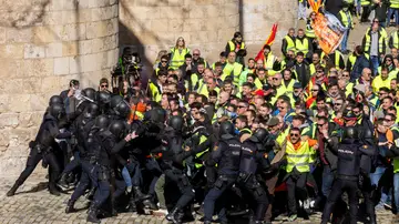 Agentes de Policía contienen a los agricultores que intentar acceder al Palacio de la Aljafería donde están las Cortes de Aragón,